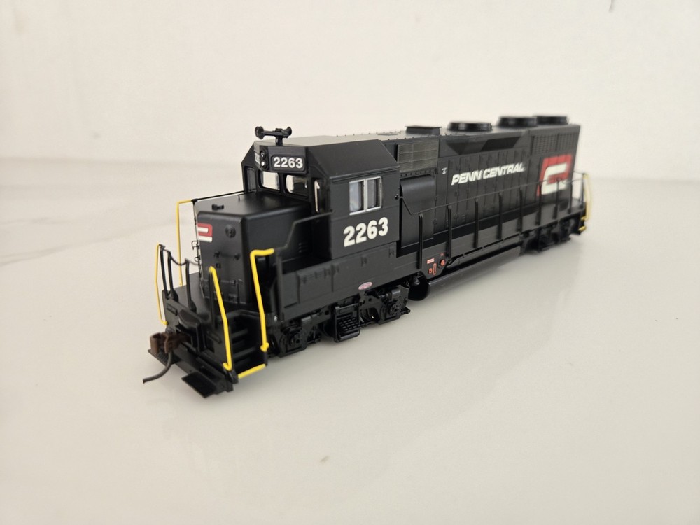 NEW ATHEARN Penn Central GP35 #2263 Locomotive Ready To Roll 94235 (N1)
