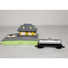 Bachmann N Scale Building With Parking Lot & Southern Pacific Tanker Pre-owned