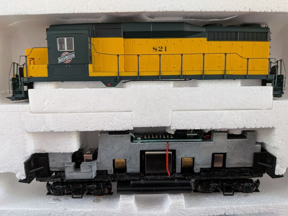 Proto 2000 HO GP30, Phase II, C&NW #821, Proto Item #23080, DC Analog.