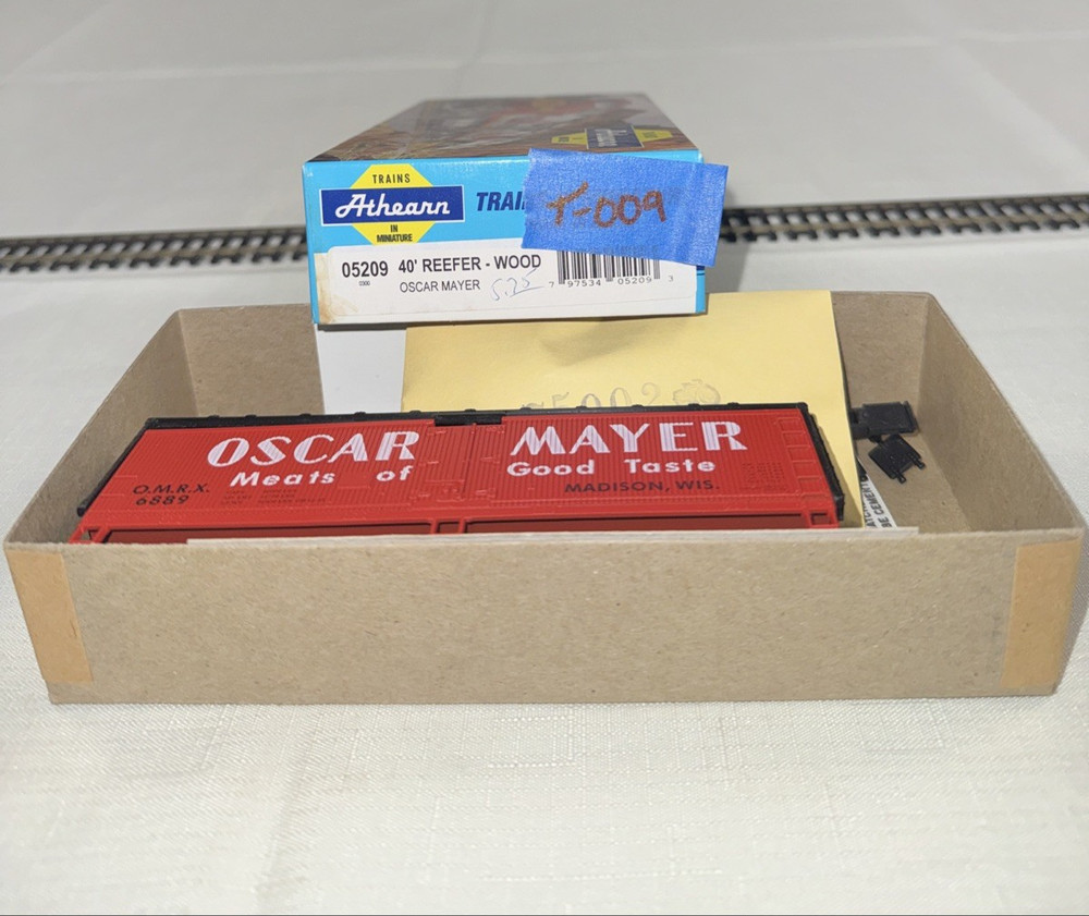 Athearn 05209 HO Scale 40′ Wood Reefer – Oscar Mayer