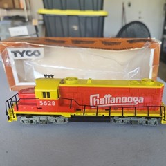 AHM HO Scale Chattanooga Diesel Locomotive 5628 Yellow Red GP18 Vintage. 11
