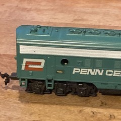 Mantua / Tyco HO Scale Penn central EMD F7 #9451 powered locomotive need repair
