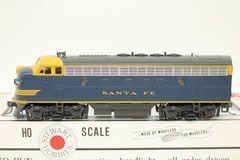 Stewart Kato HO Scale ATSF Santa Fe EMD F3 Ph. IV Freight Diesel Locomotive #224