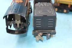 PREWAR AMERICAN FLYER O GAUGE 401 LOCOMOTIVE & TENDER WITH FOUR CARS AND BOXES