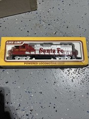 LIFE LIKE #8294 HO GP 38 POWERED Diesel Locomotive Santa Fe 3500 Original Box