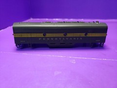 F7B HO SCALE SHELL & UNBRANDED UNDERFRAME PENNSYLVANIA RR F7B NO TRUCKS 9506-B