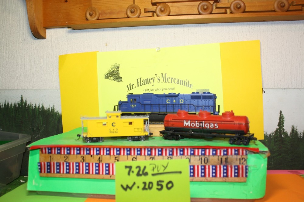 HO* Atlas C&0 #4823 Lighted Locomotive & 2 BONUS RR CARS