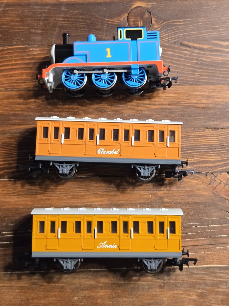Bachmann HO Gauge Thomas The Tank Engine #1 & Passenger Coaches Annie + Clarabel