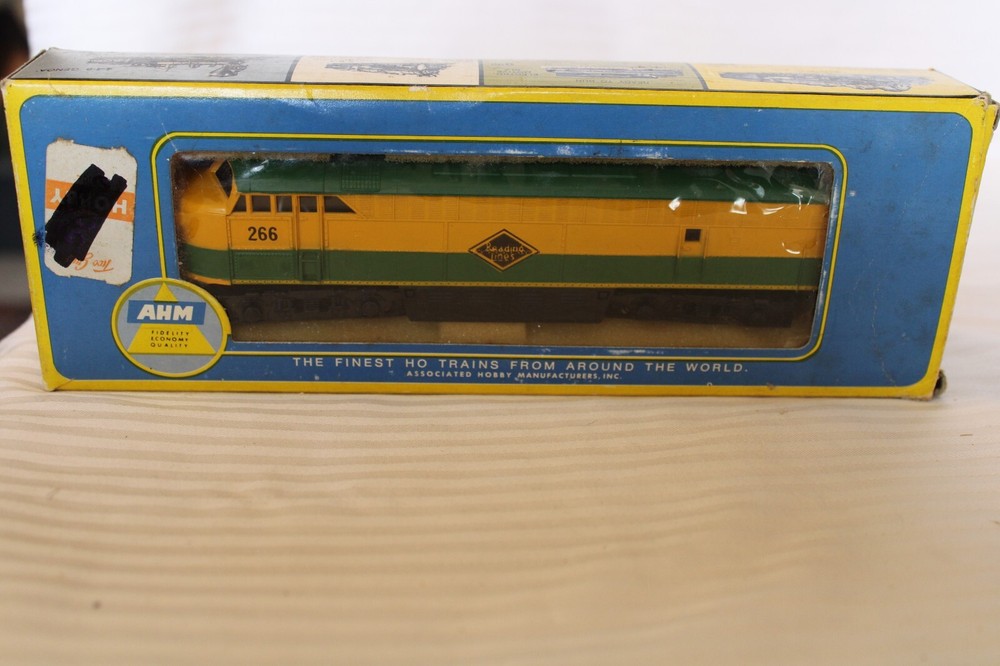 HO Scale AHM, FM Diesel Locomotive, A Unit Reading RR, Green, Yellow #266 – 7025