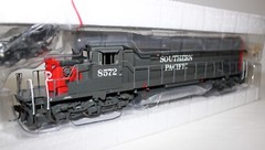 Athearn HO 95136 Southern Pacific SD40T-2 Diesel Locomotive #8572 in Box