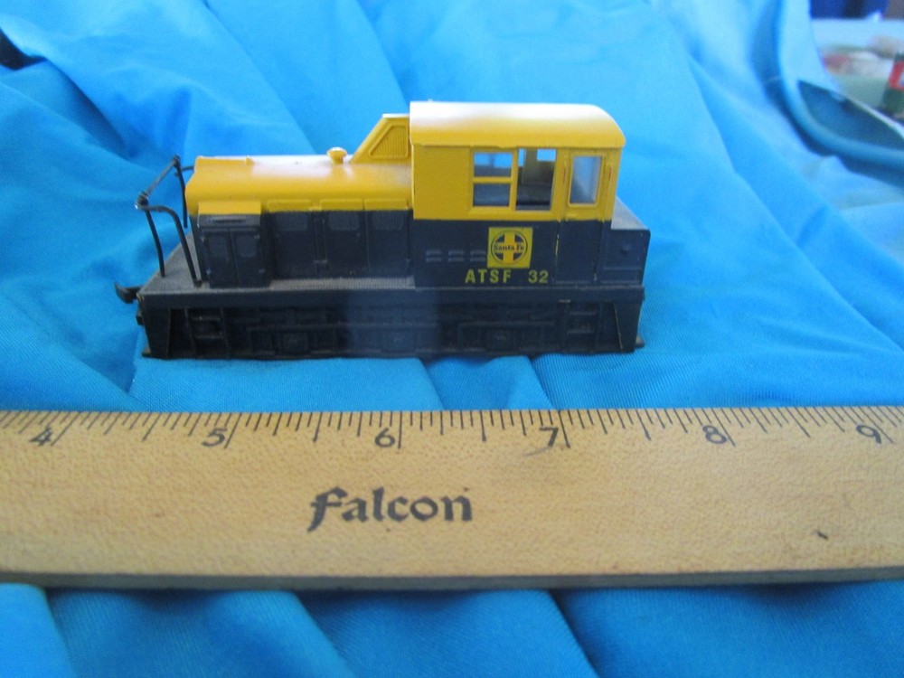 Bachmann HO ATSF 32 classic look Diesel Locomotive Engine train-HONG KONG-parts