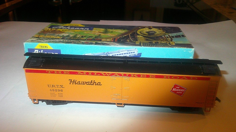 Athearn-Trains in Miniature-Milwaukee 50ft Express Reefer