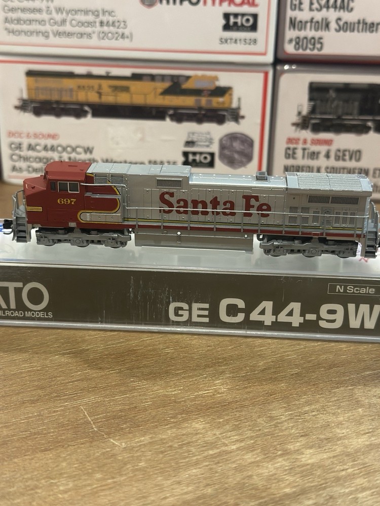 KATO N Scale GE C44-9W BNSF 697 “Ex-SF Warbonnet” DC Lightly Used