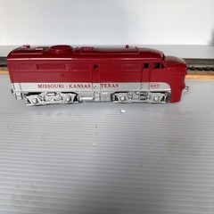 KMT , O Gauge 2716 Missouri – Kansas – Texas Diesel Engine, 2 Rail, Powered