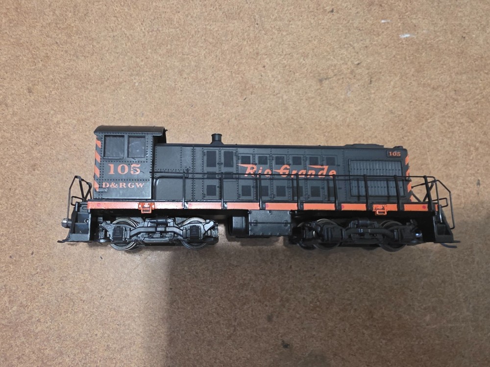Atlas HO Rio Grande S2 Switcher #105 w/kadee