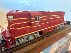 ROCK ISLAND GP7 ROAD SWITCHER -DCC & QUANTUM SOUND- HO Scale -” MAROON “-NEW