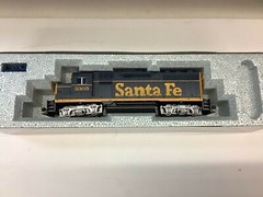 Kato #37-3022 HO scale “AT&SF” GP35 phase 1a dress blue locomotive Rd. #3305