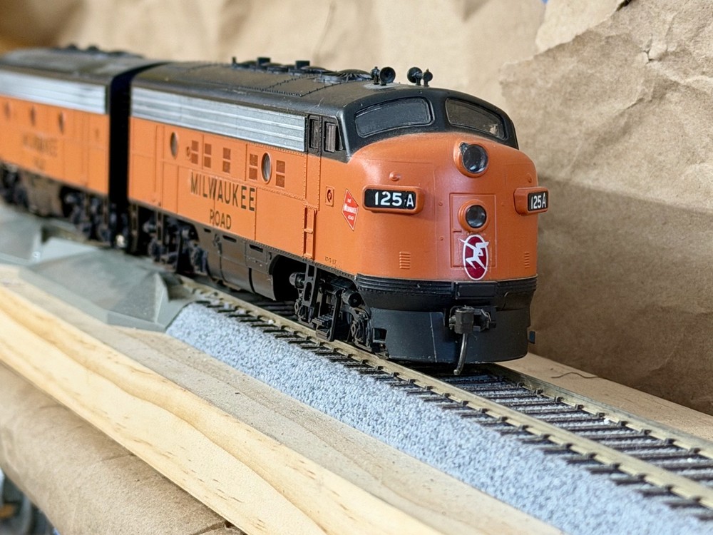 HO Scale Milwaukee Road F7A + Dummy B Unit – Stewart/Kato Drive – Kadee Couplers