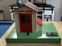 LIONEL 145-17 Automatic Gateman with Maroon Roof, Condition Is Rough, As Is