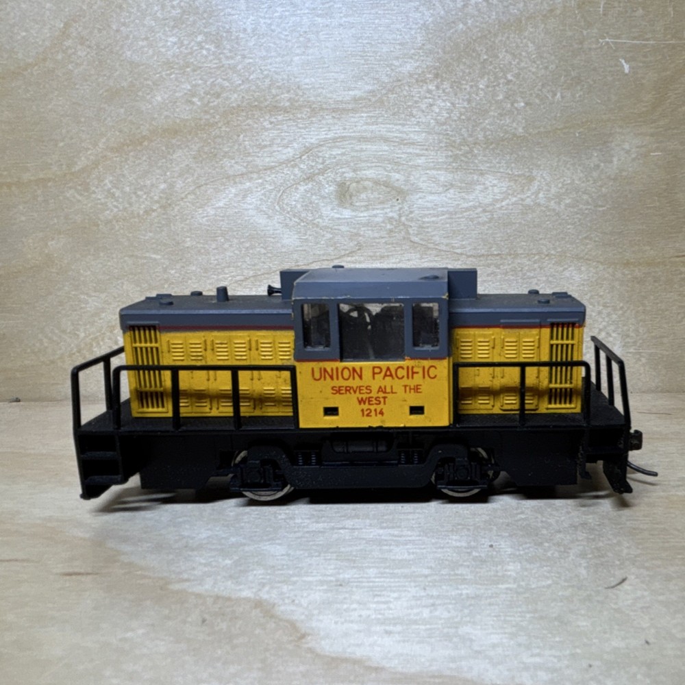 AHM/Rivarossi HO Gauge Switcher Union Pacific 1214 Yellow Gray