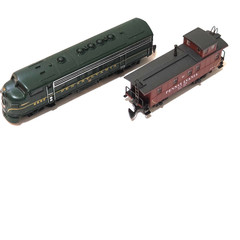 Marklin Z F7 Green Pennsylvania Diesel Loco W/ 3-Pole Motor And Matching Caboose
