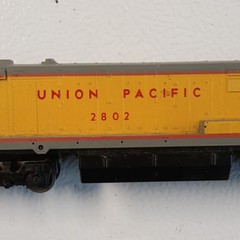 HO Union Pacific Railroad Diesel Locomotive Analog 1:87 2802 Yellow Gray