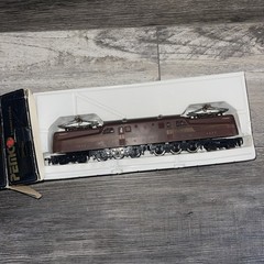 Pemco HO Scale GG1 Electric Locomotive #4828 – Pennsylvania Railroad Tuscan Red