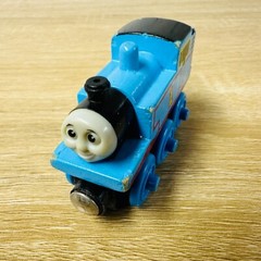 Thomas 2002 – Thomas the Tank Engine & Friends Wooden Railway Magnet Trains