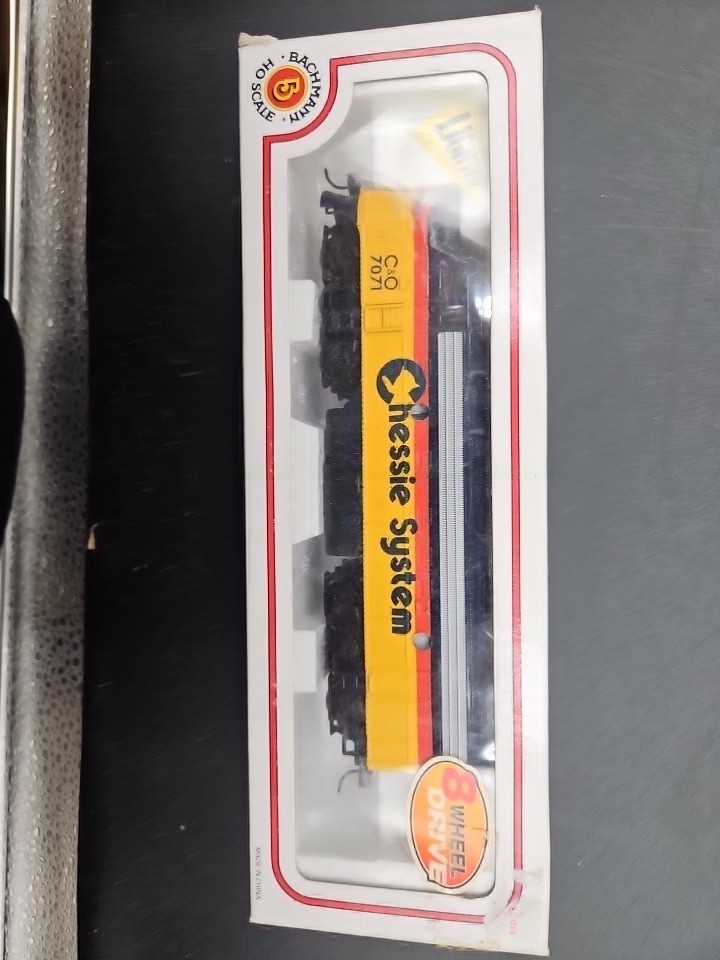 Bachman HO Scale Chessie System Locomotive C&O 7071 in Box Lighted #19287