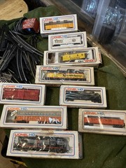 Lionel HO Newhaven 9 Piece With Lots Of Track Bonus Chessie System Engine