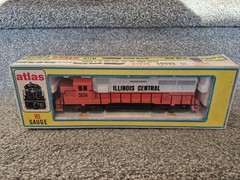 Mix Set of Atlas HO Model Railroad Engine and cars