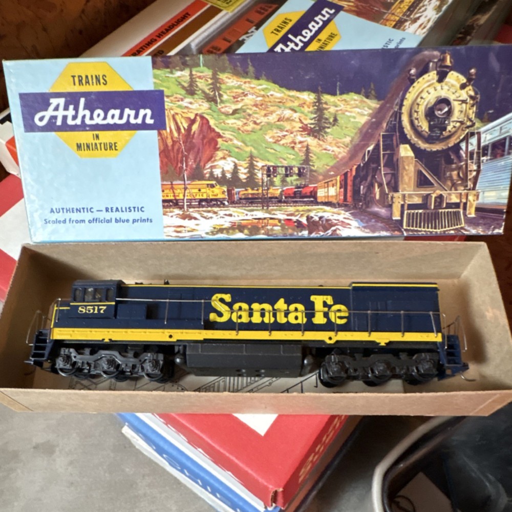 Athearn HO Scale Diesel Locomotive Santa Fe U33C DMY 3511 Blue Yellow Black