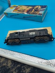 OLD VINTAGE ATHEARN UNECORATE GP9 HO Scale Norfolk & Western 3151 BRASS TRUCKS