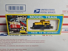 AHM / Lima N Scale 4266 Santa Fe 332 0-4-0 Plymouth MDT Switcher Diesel Train