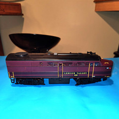 Lehigh Valley HO 530 Diesel Locomotive DC Analog 2-Rail EMD Replica Maroon