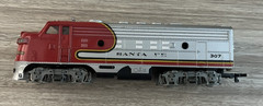 HO SCALE BACHMAN SANTA FE 307 LOCOMOTIVE TRAIN RED SILVER RUNS