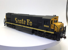HO Scale Santa Fe Alco C-628 Deisel Powered Locomotive #6682 With Lights