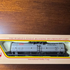 IHM DUPONT HO Scale Tanker Train Car (New)