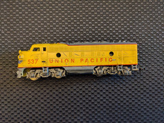 Mantua HO F-7 Locomotive UP #537, runs good, pulls 15 cars