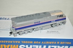 HO scale Walthers Amtrak phase 4 EMD F40PH passenger locomotive train DC #404