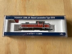TOMIX N SCALE JAPANESE JR DE10 DIESEL LOCOMOTIVE IN ORIGINAL PACKAGING.