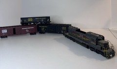ATHEARN L&N FAMILY LINES SD40-2 8104 DIESEL ENGINE With 2 Hoppers and 1 Open Bay