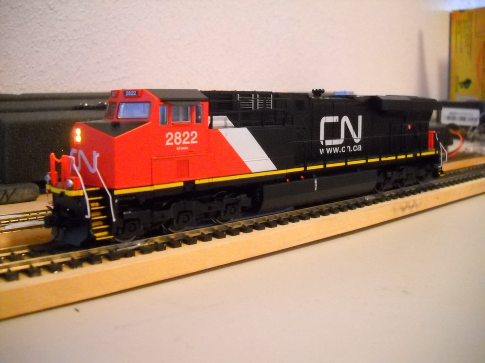 HO-Scale Walthers ES44 Engine CN #2822 Factory-Installed DCC/Sound