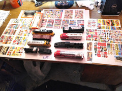 LOT OF 10 ENGINES &CARS&3 BIG SETS TRAIN SIGNS