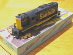Superb ATHEARN HO “Santa Fe” GP9 powered engine … mint condition … one owner