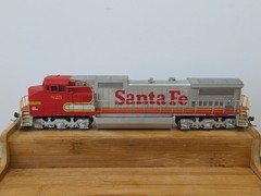 Atlas Master HO Dash 8-40CW Diesel Locomotive Santa Fe #825 DCC Ready No Box.
