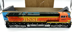 Athearn HO Scale – AC4400 POWERED – BNSF HERTIAGE #2 – #5601 Runs perfectly