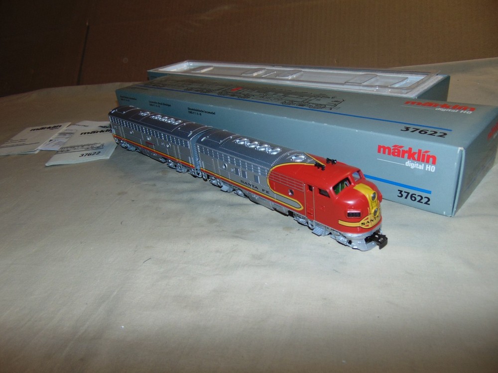 MARKLIN HO 37622 SANTA FE DIGITAL AB DIESEL – A UNIT POWERED -B IS DUMMY + BOX