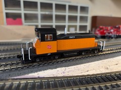 JJK WALTHERS MAINLINE EMD SW1 – MILW MILWAUKEE ROAD #963 – DC VERSION – #19244