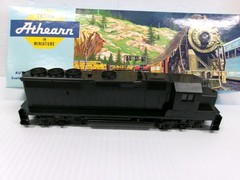ATHEARN # 4700 ~ UNDECORATED GP-40-2 POWERED LOCOMOTIVE~HO SCALE~LOT A